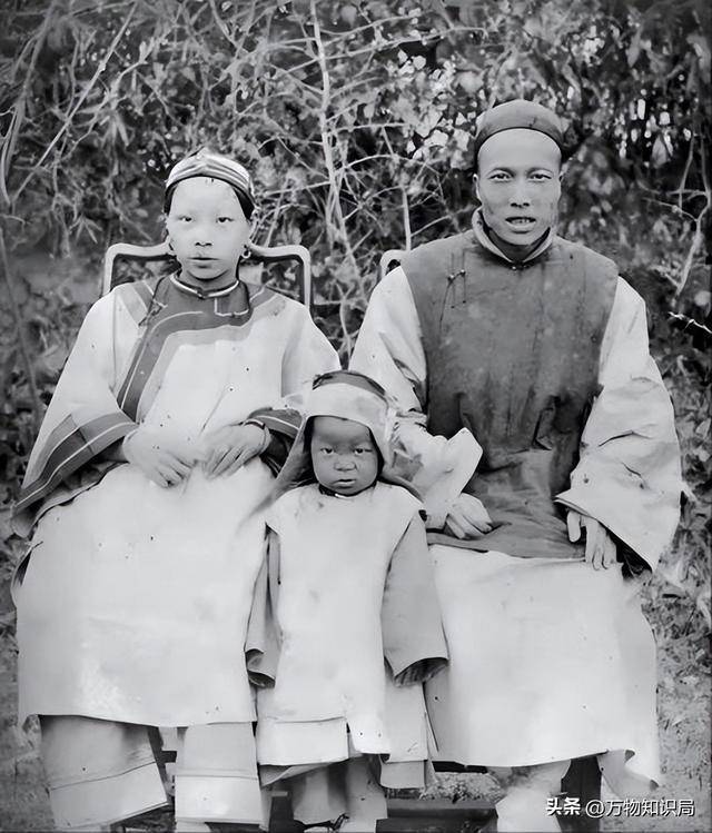 晚清老照片：男男女女挤在一起打麻将，囚徒感觉丢脸躲避镜头