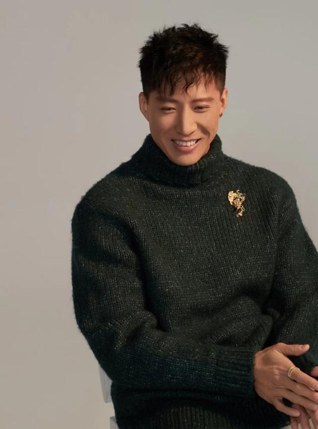 男人味十足！洪金宝42岁小儿子罕见晒照，外型壮硕兼一身小麦肤色