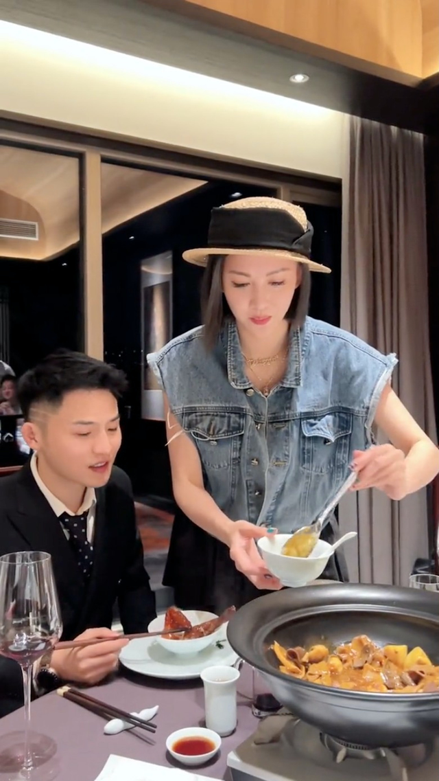 38岁香港知名女星为男网红夹菜擦嘴引热议，网友：为钱没有底线吗