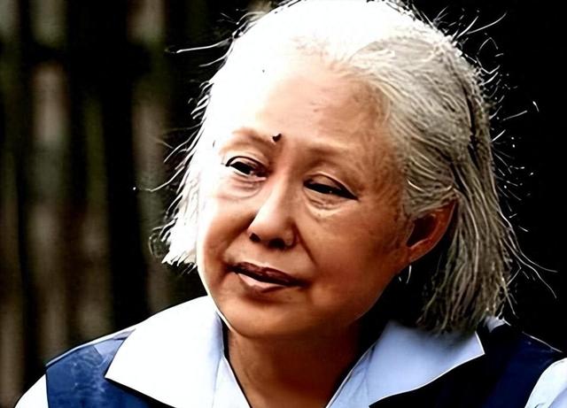 74岁斯琴高娃近况：瑞士老公已去世，她垂垂老矣，与儿子冰释前嫌