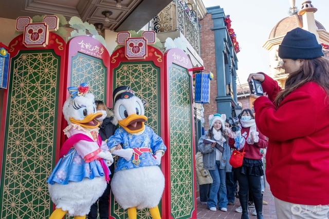 祥蛇贺新春，米奇米妮身着中式新年装迎客