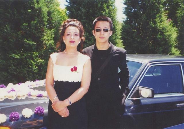 张兰幽默澄清自己与田益宾的关系，并在线教黑粉们如何黑自己