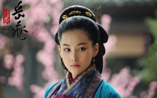 前有吴卓羲晒床照，后有李晨送石心，35F张馨予傲人身材惹人爱