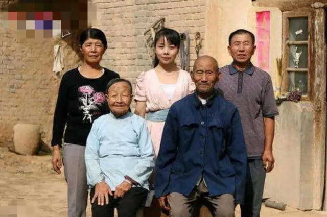 “草根歌手”王二妮和李飞结婚9年，她初心不改，他却像换了个人