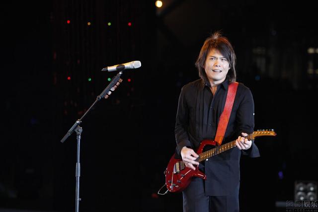 48岁伍佰和妻子陈文佩照片，老婆是经纪人，相恋12年日本结婚