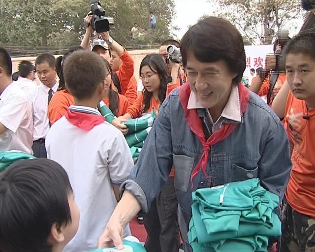 破防了！成龙近照断崖式衰老，头发花白老态龙钟，网友：接受不了