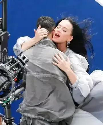 水果姐新MV大尺度曝光，比基尼造型亲密接吻引热议！