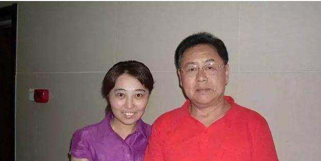 “猪八戒”已经79岁了，妻子比嫦娥还美，如今儿子也事业有成