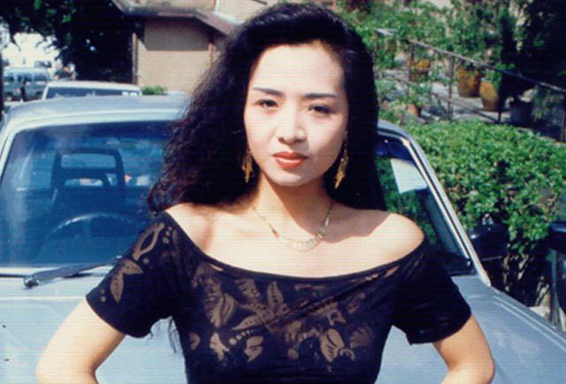 58岁叶子楣请明星朋友吃大餐，穿着青花瓷裙子，整个人瘦到显病态