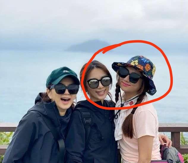 SHE为Hebe庆生，19年友情不是盖的，不料爬山意外暴露真实肤色