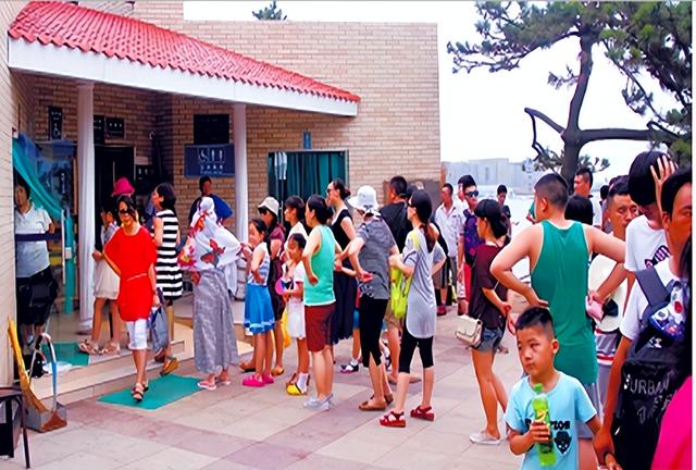 为什么女厕所总是排长队，她们上厕所时在干嘛？不只是生理原因