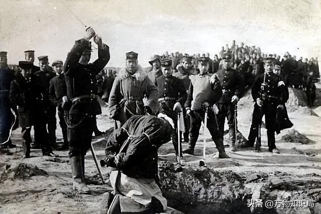 晚清老照片：男男女女挤在一起打麻将，囚徒感觉丢脸躲避镜头