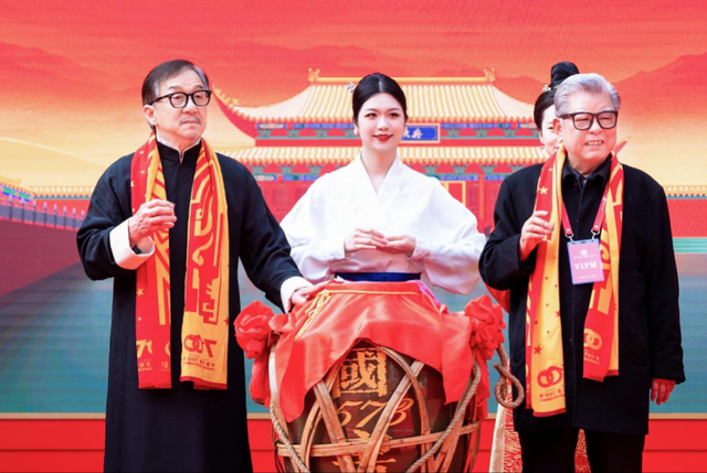 破防了！成龙近照断崖式衰老，头发花白老态龙钟，网友：接受不了