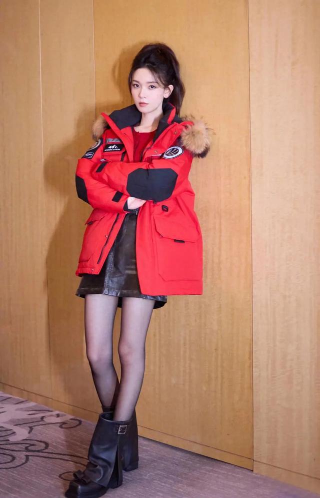 陈瑶黑丝熟女风穿搭，美翻了，尽显女性魅力