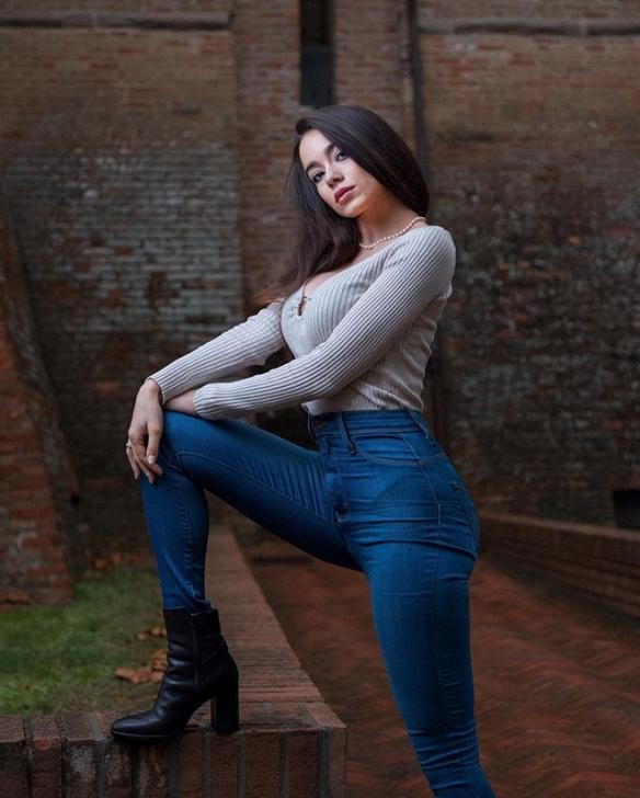 蜜瓜美臀+“胸”猛欧派!意大利辣妹Eleonora性感私照