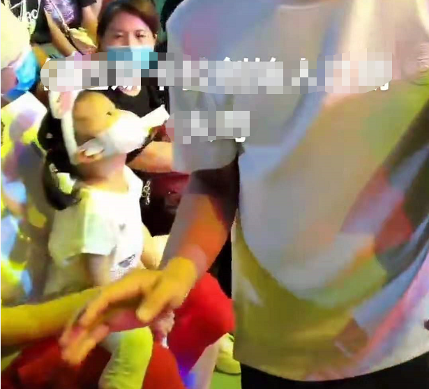 孙红雷一家三口同框，4岁女儿坐爸腿上东张西望，大眼睛萌态十足