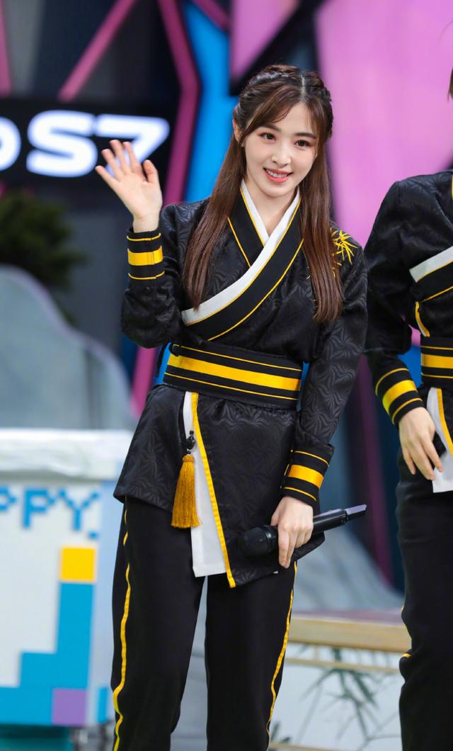 31岁张含韵少女感十足，穿学生装不违和，却因身材被嘲：张含孕