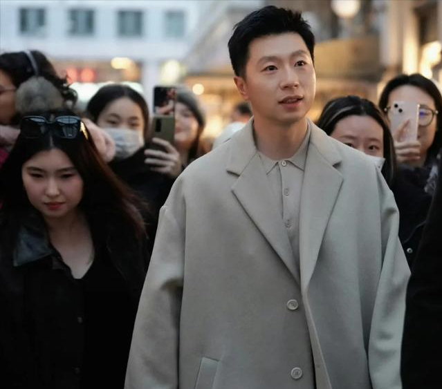 马龙终于高调了一回,带老婆夏露大方在米兰探店