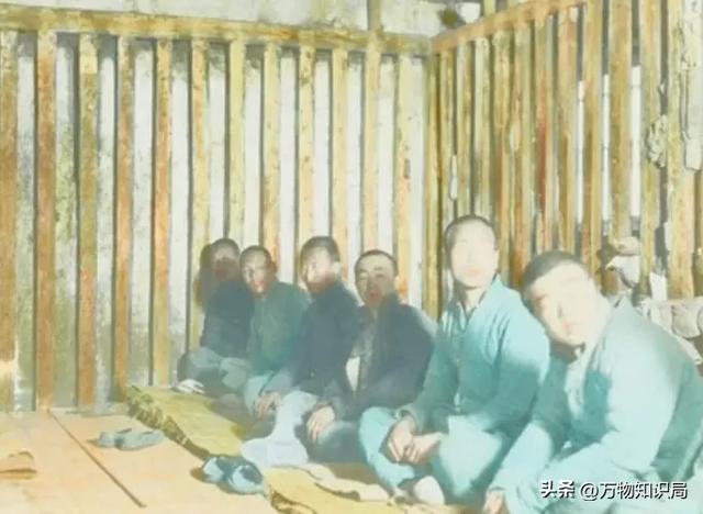 晚清老照片：男男女女挤在一起打麻将，囚徒感觉丢脸躲避镜头