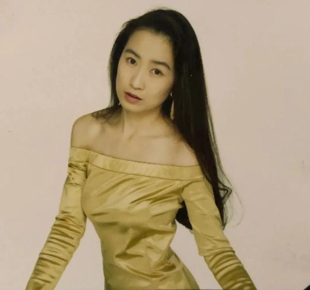 想回到昭和时代，除了穿搭，你还需要一个合适的发型