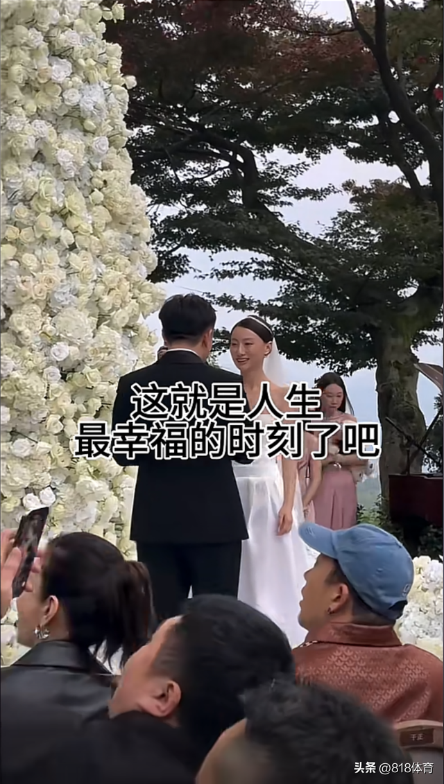 笑喷!郭艾伦出席千万网红百乔小雪婚礼,西装笔挺像新郎百乔成司仪