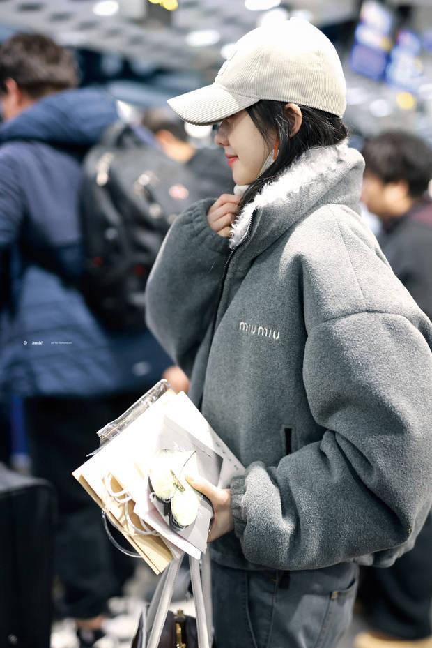 刘浩存笑眼盈盈清纯可人 一身休闲穿搭女大既视感