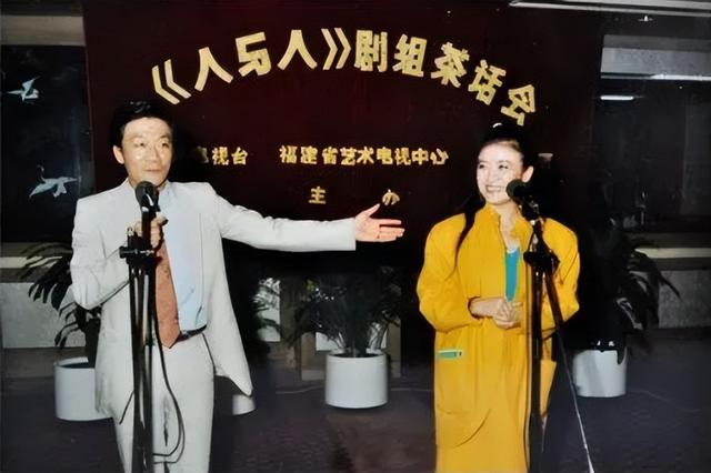 央视春晚主持人李小玢:红极一时的她两婚两离,儿子支持她找老伴