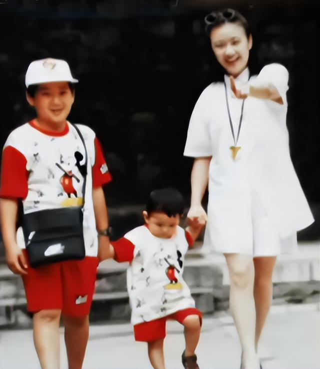 央视春晚主持人李小玢:红极一时的她两婚两离,儿子支持她找老伴