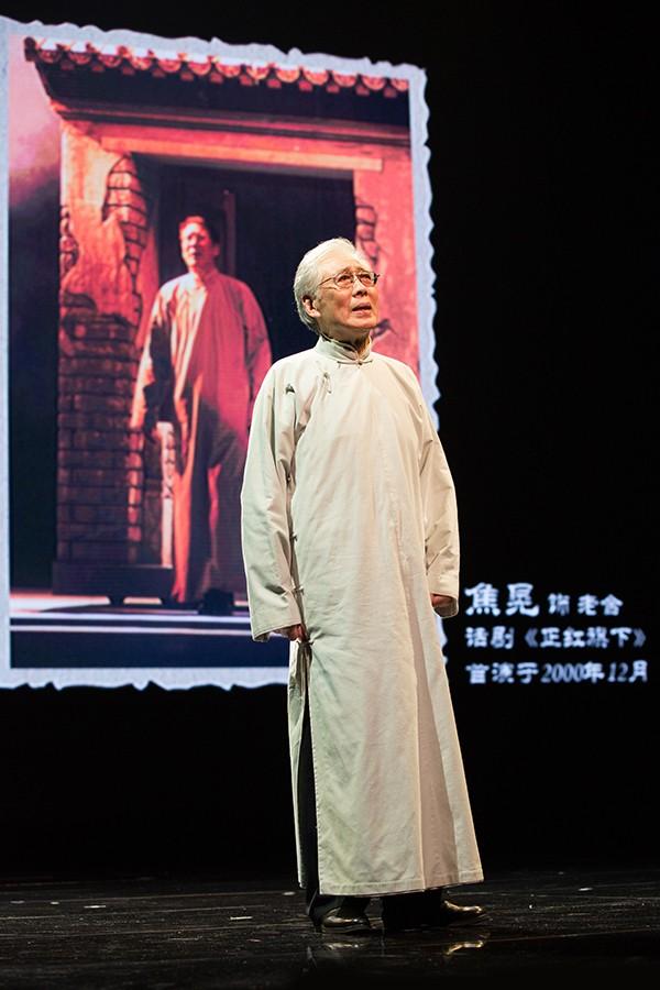 头发花白，衣服全是洞，88岁烟不离手的焦晃，早已走上另一条大道