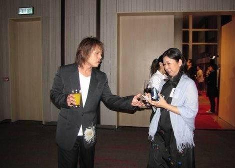 48岁伍佰和妻子陈文佩照片，老婆是经纪人，相恋12年日本结婚