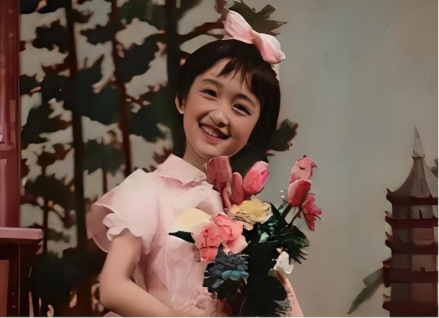 53岁杨钰莹现状：住深圳豪宅，穿碎花裙皮肤光滑，在自家楼顶种菜