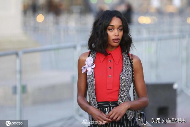 美国黑人女明星劳拉·海瑞尔,曾与NBA球星汤神汤普森牵过手