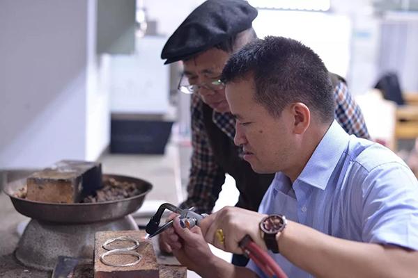 银匠李正云：我雕刻的，是时光