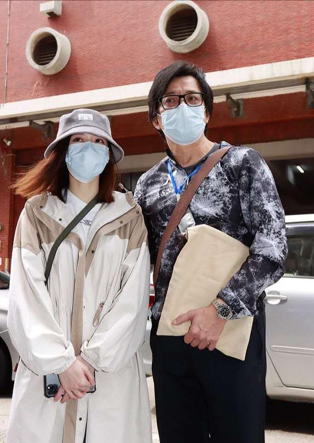 黄日华与女儿现身办理妻子后事,眼噙热泪让人心疼,透露太太遗愿