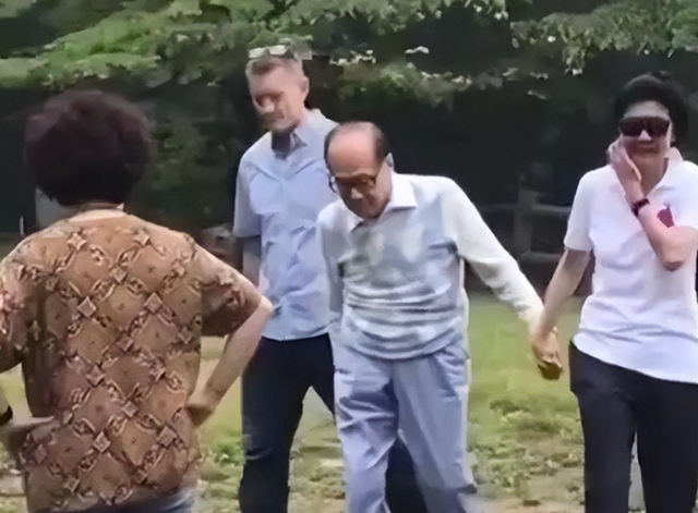 相伴30余年，李嘉诚仍不敢将周凯旋娶进门，背后原因没有那么简单