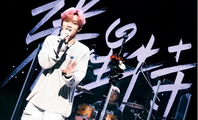 00后偶像机场被私生泼水，装追踪器打骚扰电话，报警无果还遭挑衅