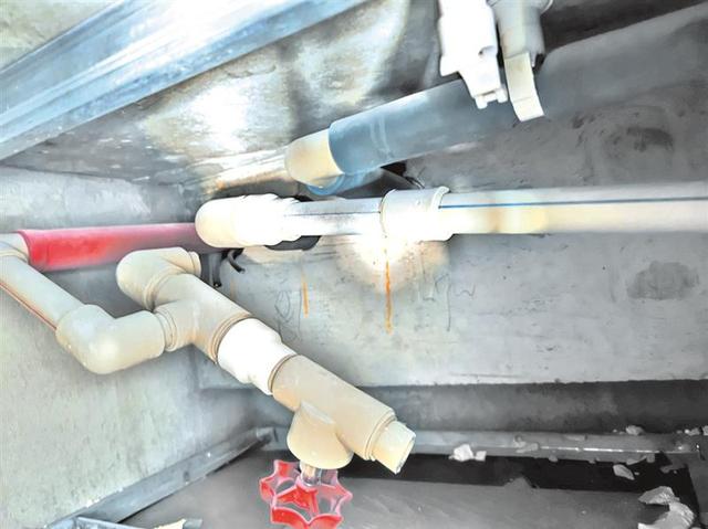 渗漏、墙面空鼓、开裂问题层出不穷，无锡梁溪区山河万物小区精装房遭业主投诉