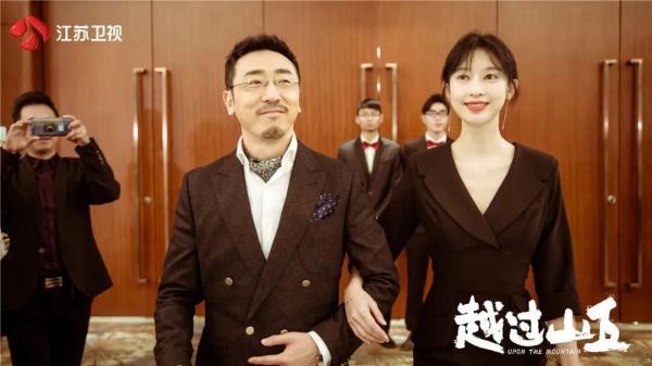 《越过山丘》职场佳人邂逅傲娇总裁,张俪高瀚宇“欧耶CP”逗趣拌嘴