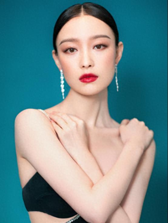 5位意想不到的“后天美女”，表情内敛又理性，美得没有痕迹