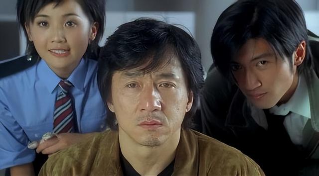 破防了！成龙近照断崖式衰老，头发花白老态龙钟，网友：接受不了