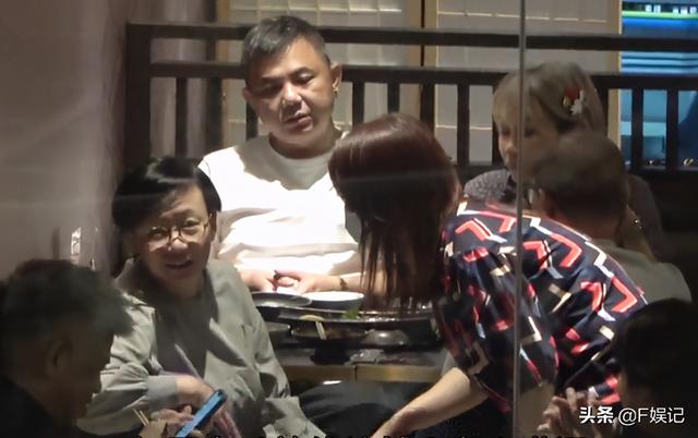 变胖也没所谓！与邓萃雯一吻泯恩仇的商天娥与老公恩爱牵手逛街