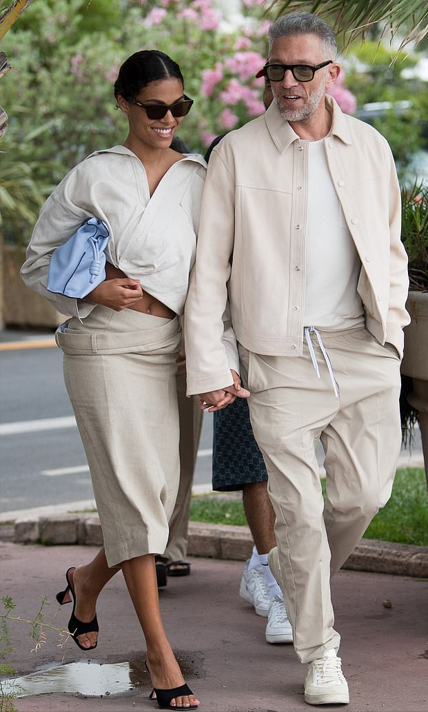 “球花”莫妮卡55岁前夫携娇妻闪耀戛纳！25岁爱妻穿绿裙，太惊艳