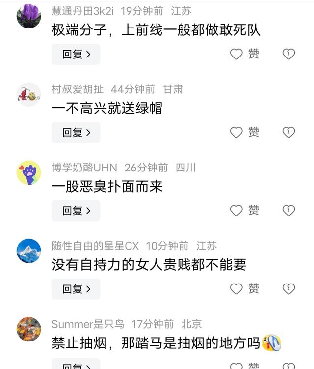 奇葩!情侣网吧门口吵架,女孩一气之下当众脱裤子,男友慌了