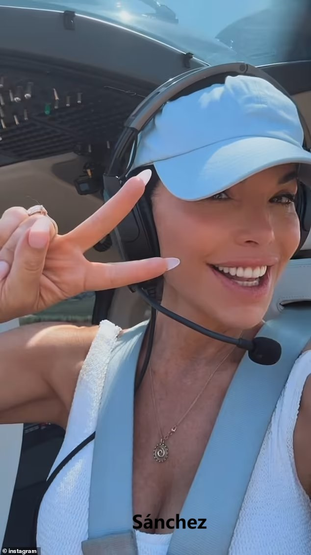 贝索斯55岁未婚妻开飞机，称新年伊始有动荡，被猜没能结婚心情差