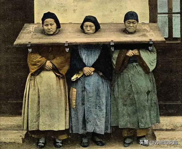 晚清老照片：男男女女挤在一起打麻将，囚徒感觉丢脸躲避镜头