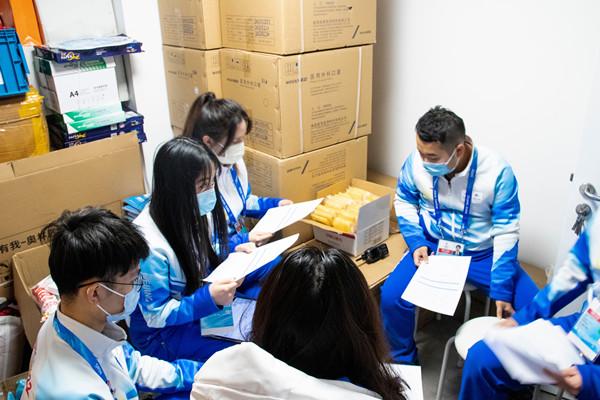 维吾尔姑娘：在“雪飞燕”书写把青春献给祖国的美好篇章