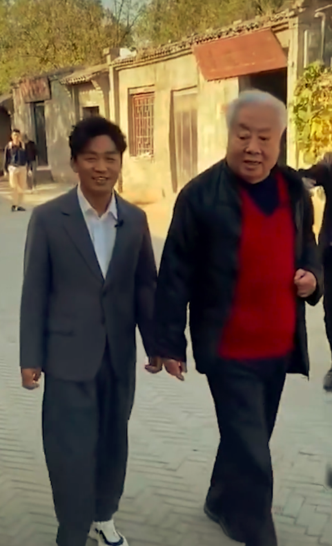 82岁“如来”近况曝光，满头白发身形圆润，精神抖擞烟不离手