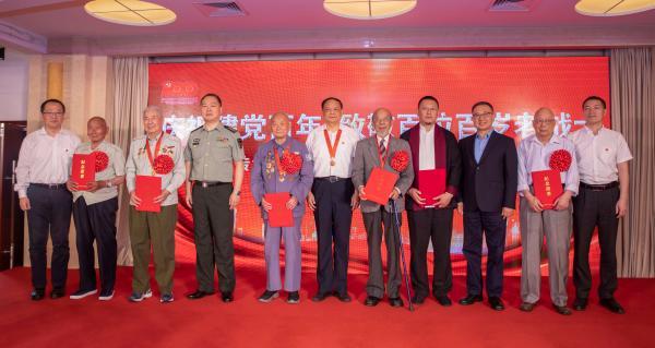 在96岁的曹鹏的指挥下，他们大声合唱《没有共产党就没有新中国》