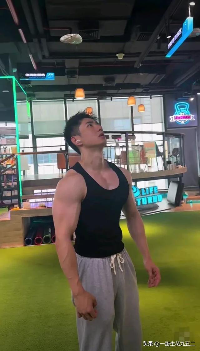 健身房的帅气肌肉男