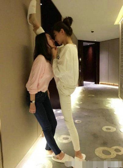 女星一字马哪家强？杨幂长腿吸睛，沈梦辰“腿咚”闺蜜